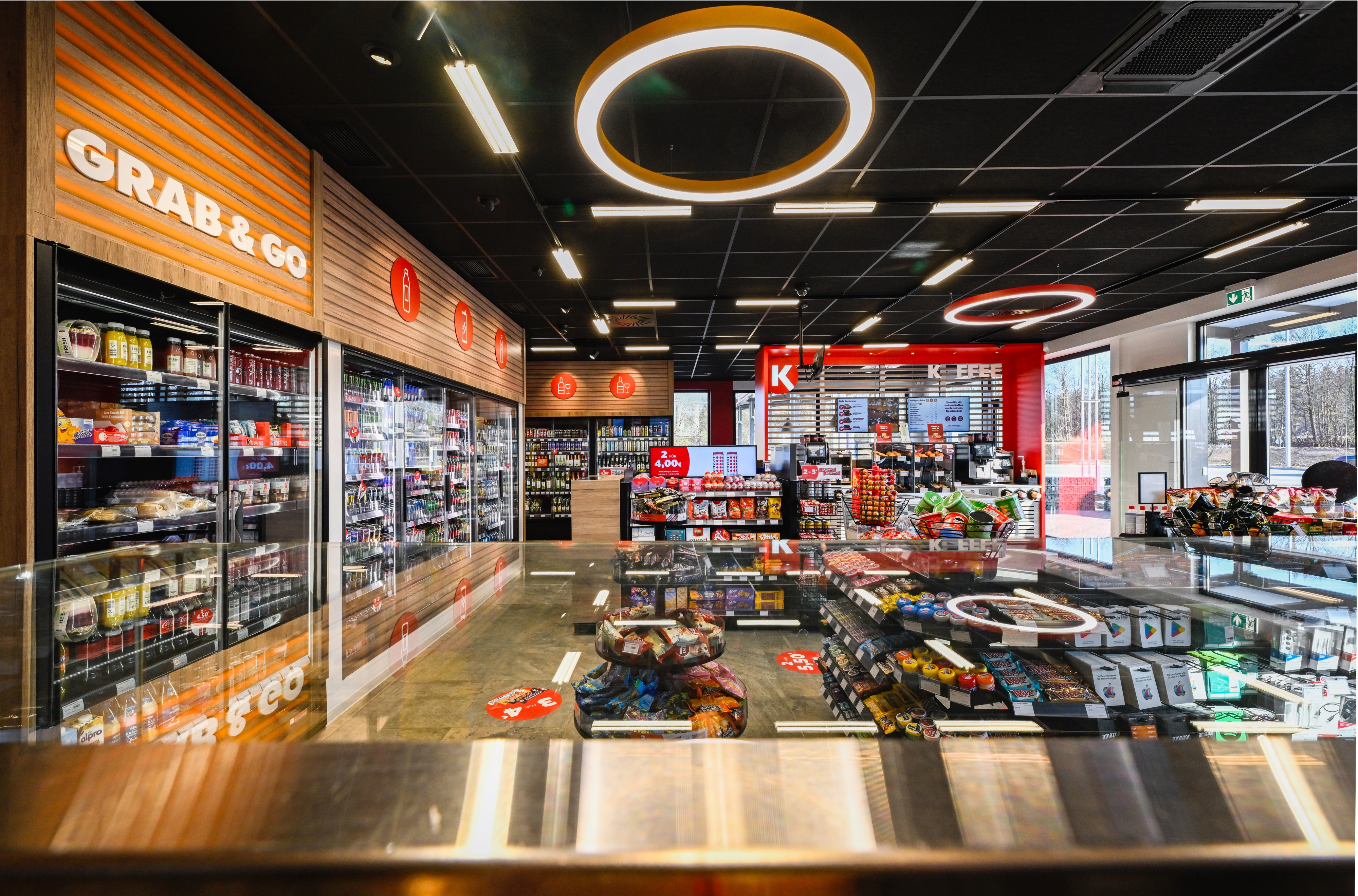 Weitwinkel Blick in eine Tankstelle